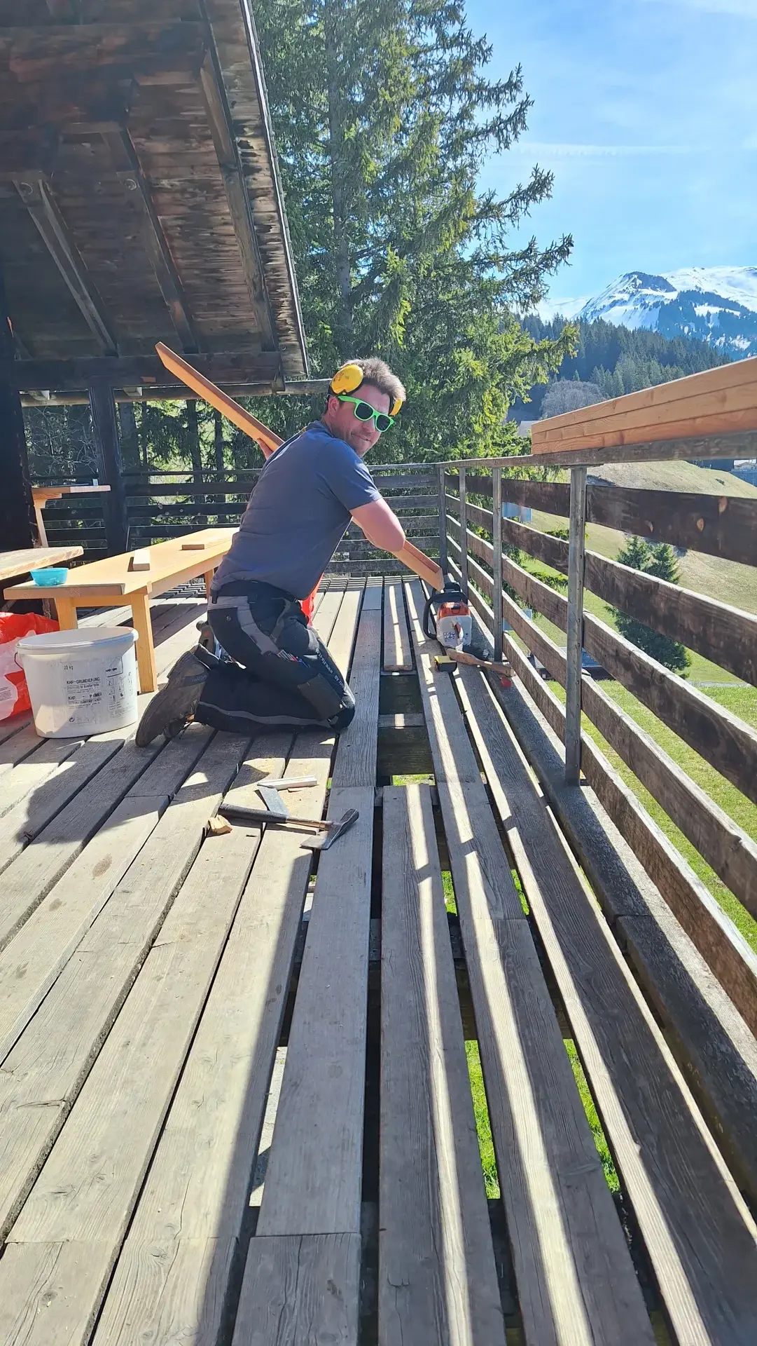 Brusä in Action: Sowohl der Hüttenbalkon wie auch...