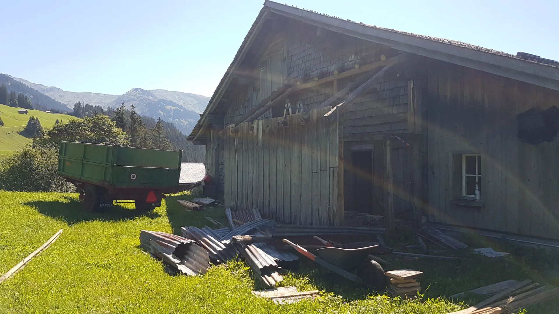 Gleichzeitig mit dem Fundament wurde auch der nördliche Anbau entfernt, der in einem sehr schlechten Zustand war.