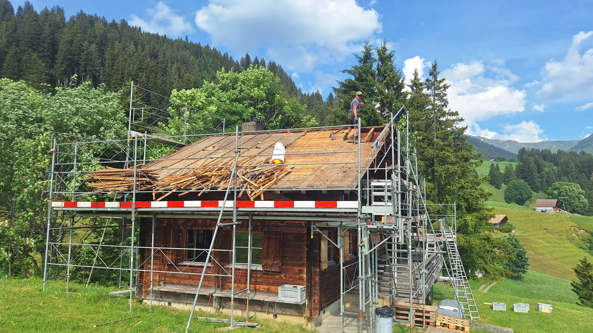 Auch das vorstehende Unterdach wird erneuert.