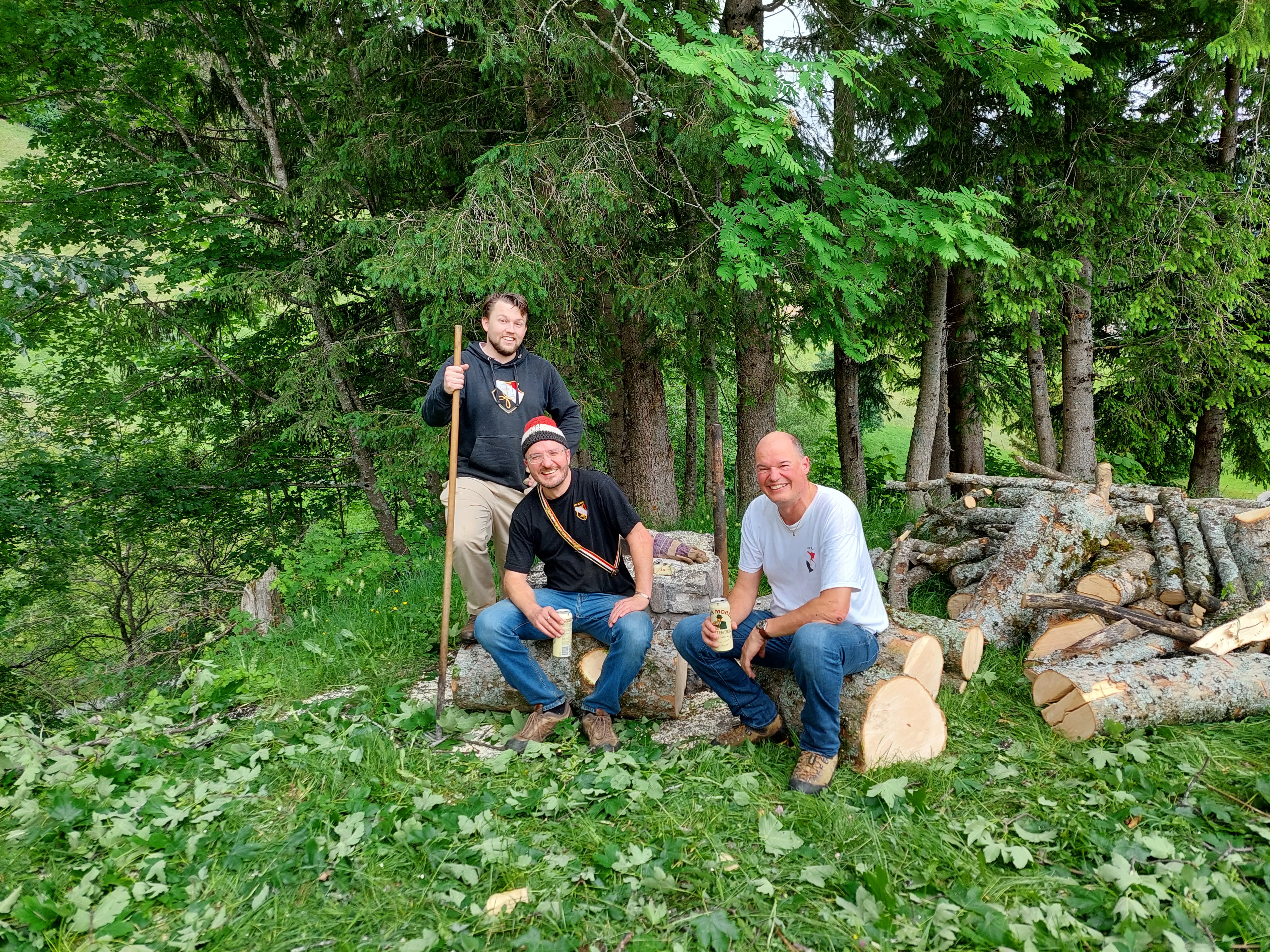 Teil der Holzercrew beim Zwischenbier: Virus, Prisä und Worf.