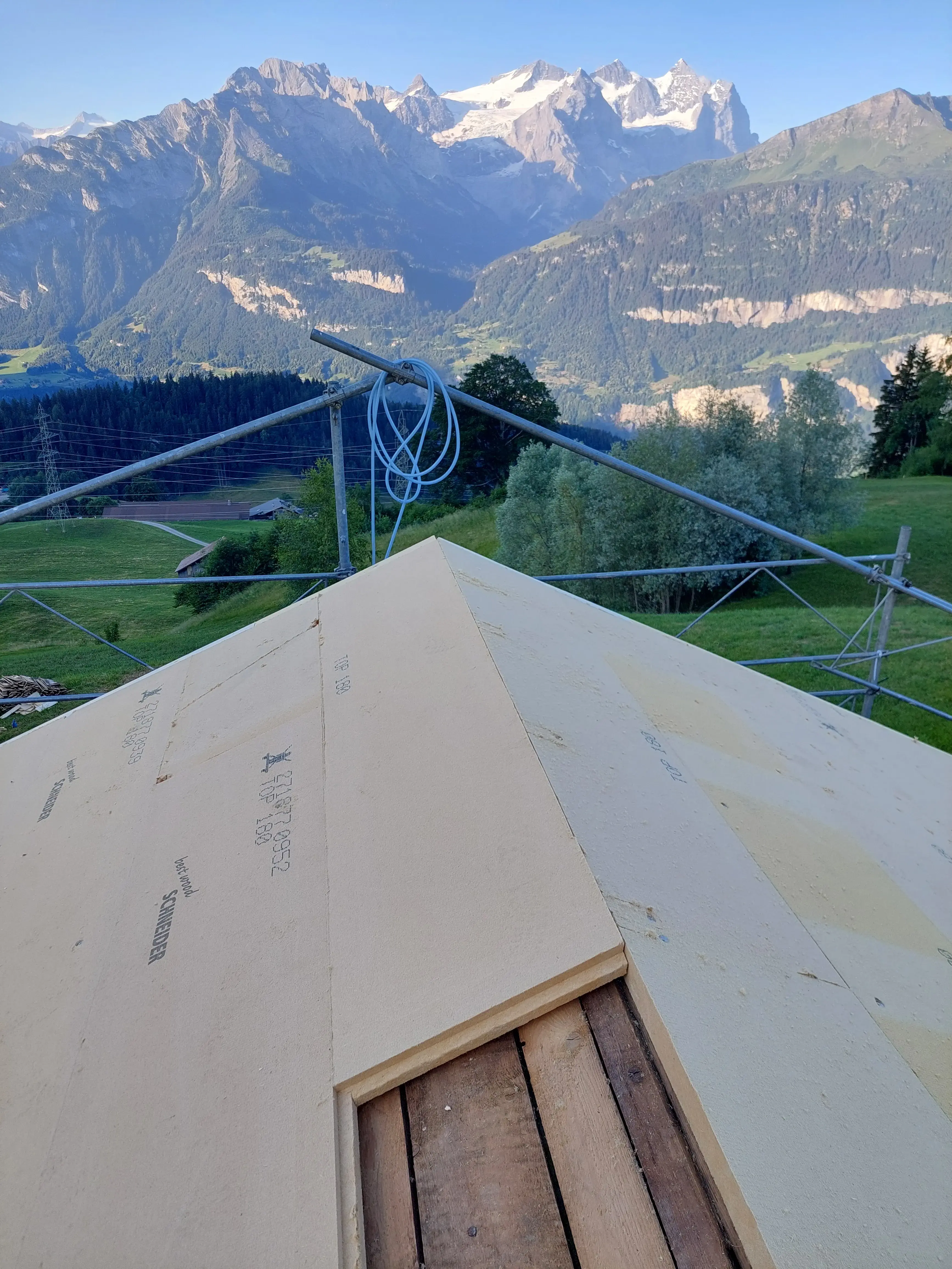 Die neue Aussenisolation gibt der Hütte zusätzlichen Schutz.