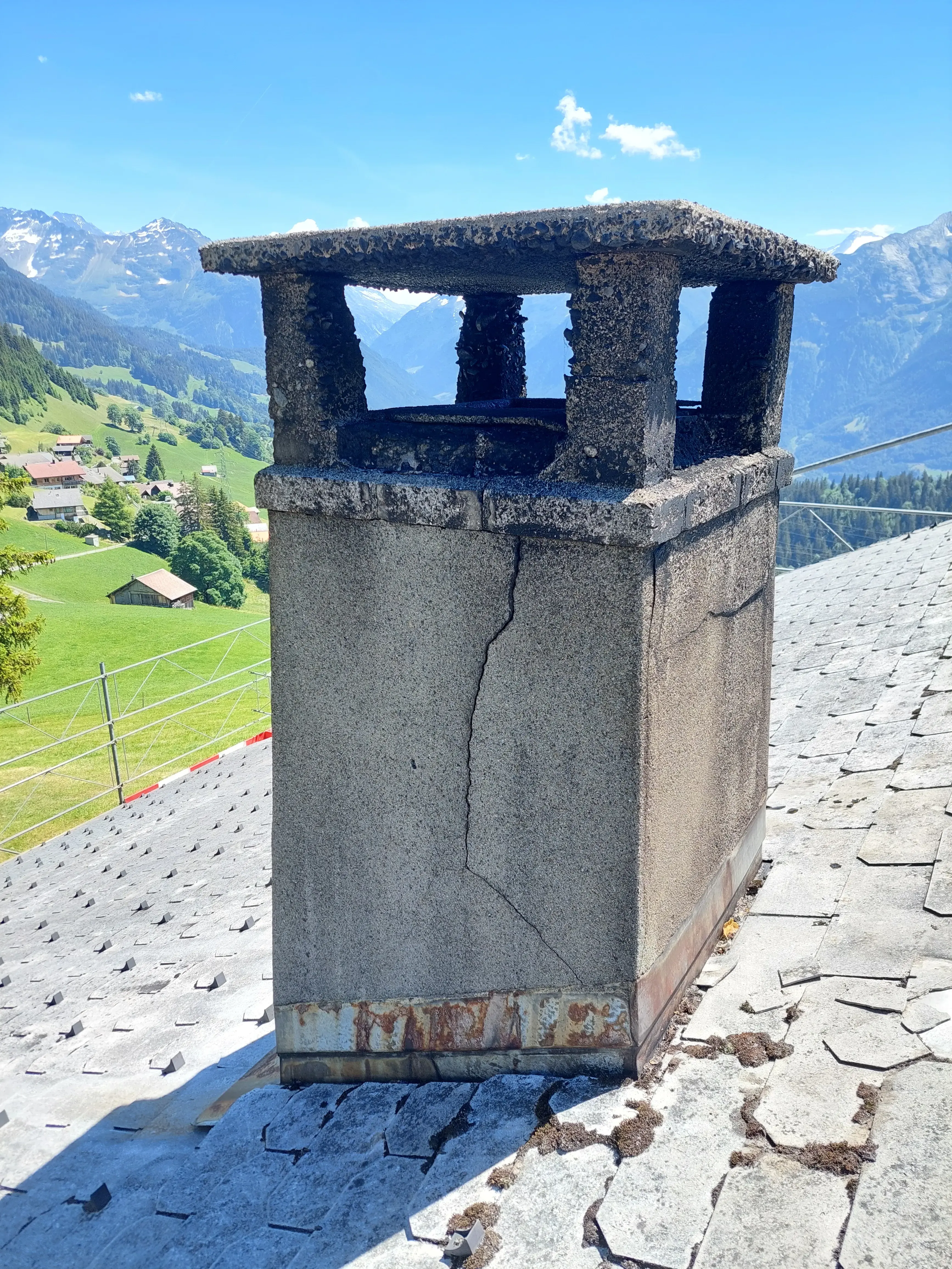 Der Zustand des Kamins ist schlecht, sowohl im sichtbaren...