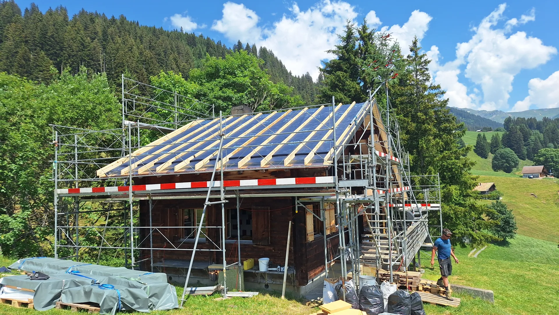 Folie ist montiert, der Dackdecker kann kommen.