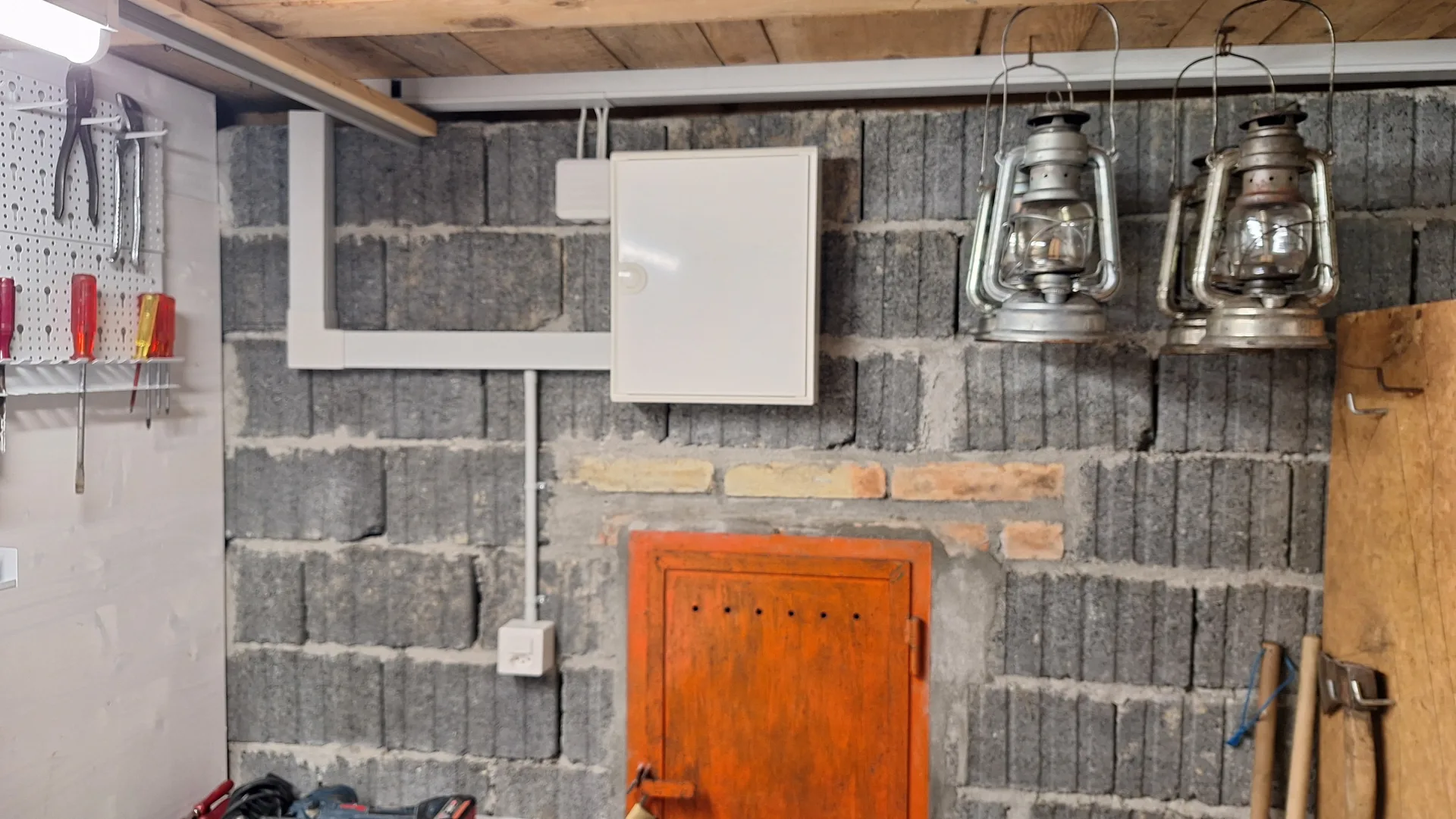 Neuer Sicherungskasten in der Werkstatt.